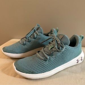 Under Armour running shoes, size 5.5